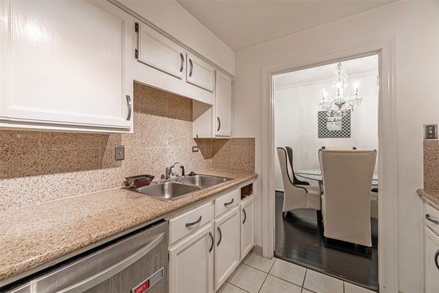 661 Bering Drive 404, Houston, TX 77057