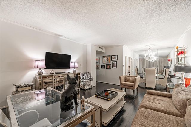 661 Bering Drive 404, Houston, TX 77057