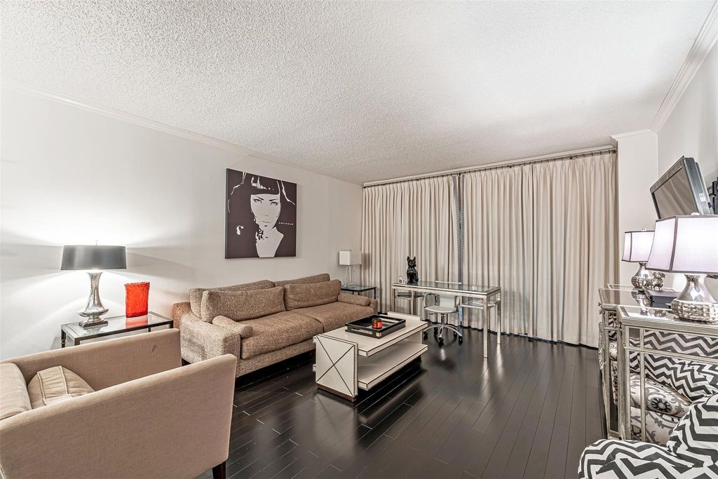 661 Bering Drive 404, Houston, TX 77057