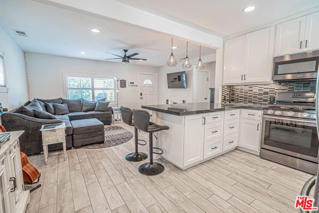 7044 Garden Grove Avenue, Los Angeles, CA 91335