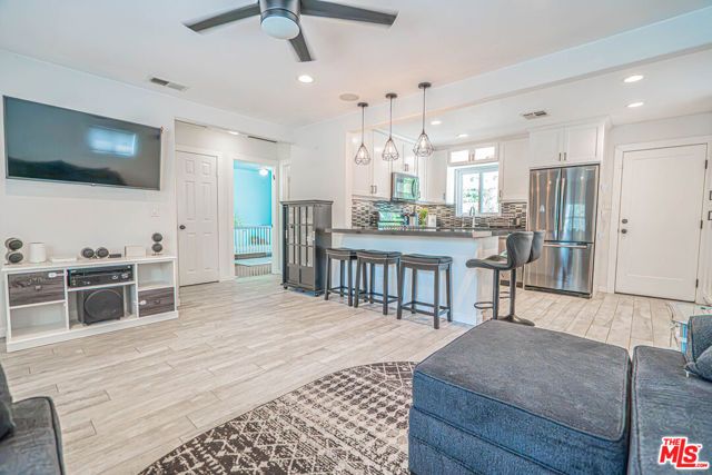 7044 Garden Grove Avenue, Los Angeles, CA 91335