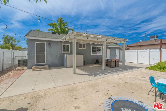 7044 Garden Grove Avenue, Los Angeles, CA 91335