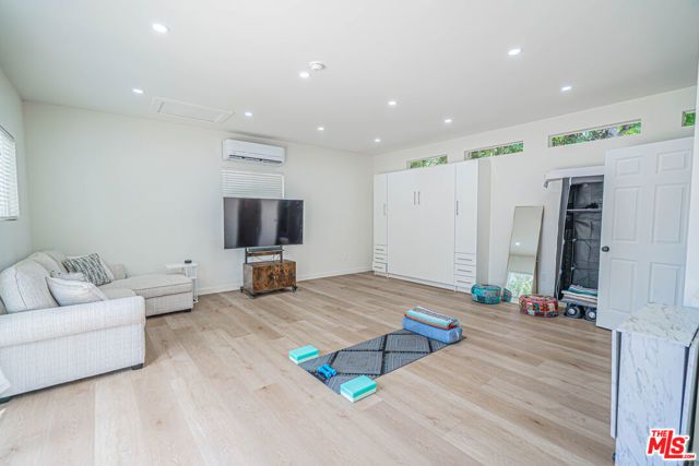 7044 Garden Grove Avenue, Los Angeles, CA 91335