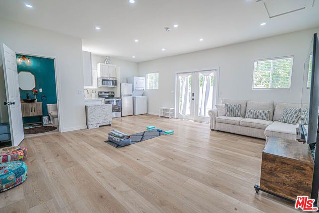7044 Garden Grove Avenue, Los Angeles, CA 91335