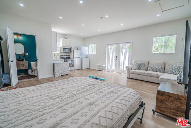 7044 Garden Grove Avenue, Los Angeles, CA 91335