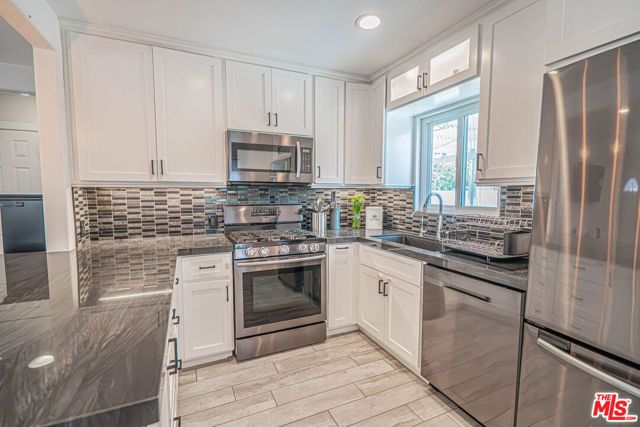 7044 Garden Grove Avenue, Los Angeles, CA 91335