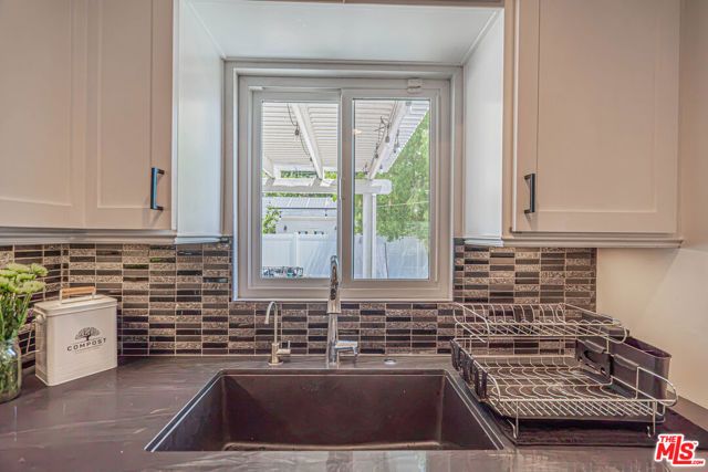 7044 Garden Grove Avenue, Los Angeles, CA 91335