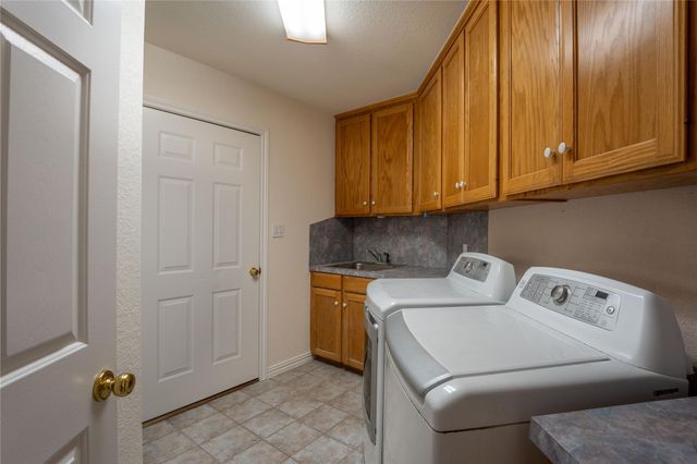 407 North Raymond RD, La Grange, TX 78945