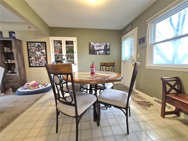 2068 Brookland Dr NE, Cedar Rapids, IA 52402