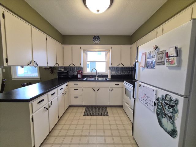 2068 Brookland Dr NE, Cedar Rapids, IA 52402