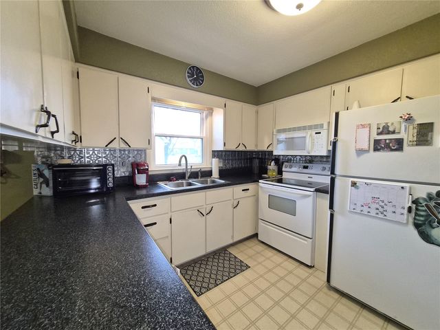2068 Brookland Dr NE, Cedar Rapids, IA 52402