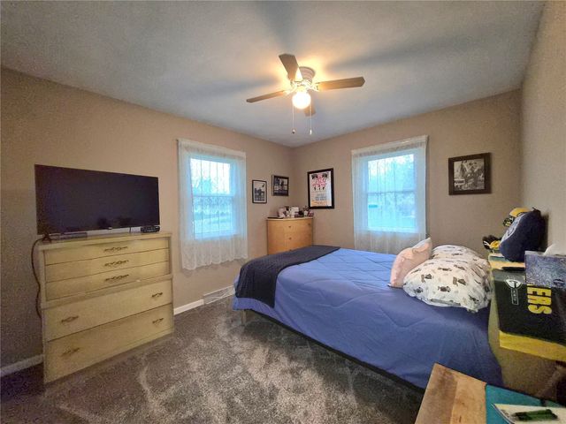 2068 Brookland Dr NE, Cedar Rapids, IA 52402