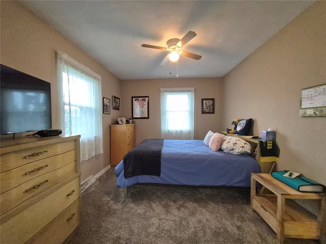 2068 Brookland Dr NE, Cedar Rapids, IA 52402