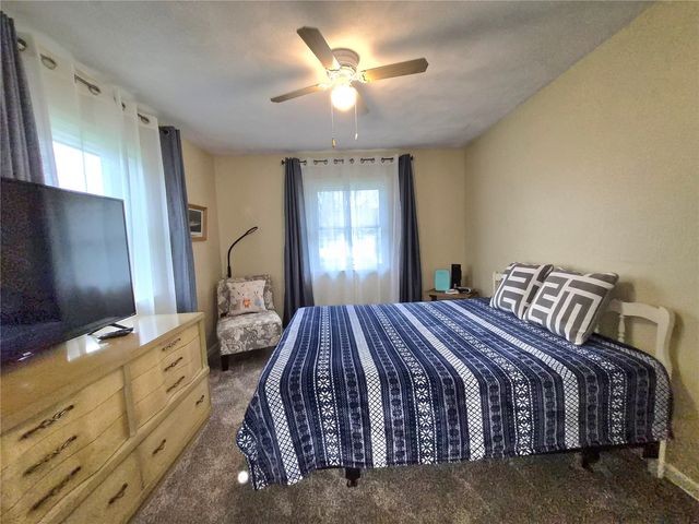 2068 Brookland Dr NE, Cedar Rapids, IA 52402