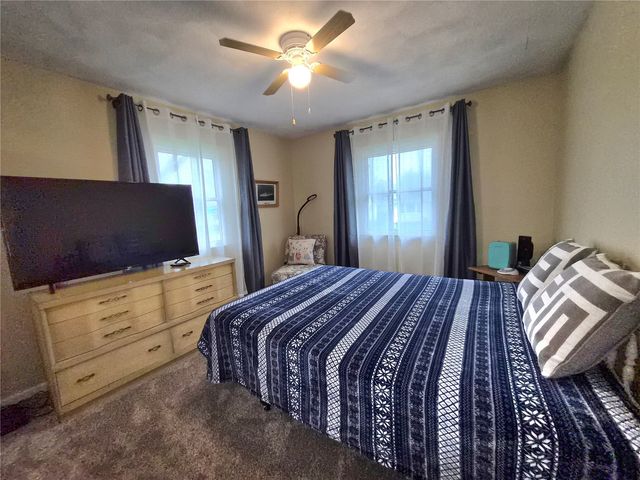2068 Brookland Dr NE, Cedar Rapids, IA 52402