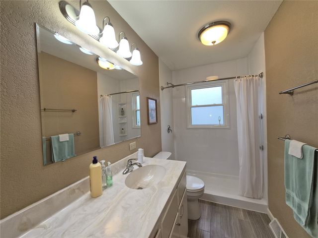 2068 Brookland Dr NE, Cedar Rapids, IA 52402