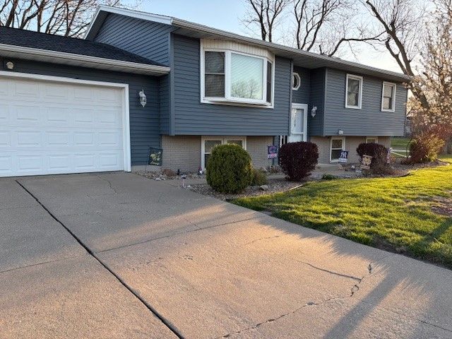 2068 Brookland Dr NE, Cedar Rapids, IA 52402