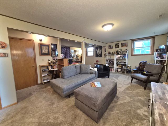 2068 Brookland Dr NE, Cedar Rapids, IA 52402
