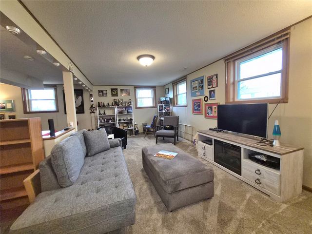 2068 Brookland Dr NE, Cedar Rapids, IA 52402
