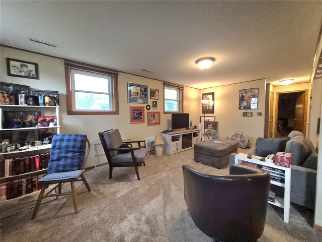 2068 Brookland Dr NE, Cedar Rapids, IA 52402
