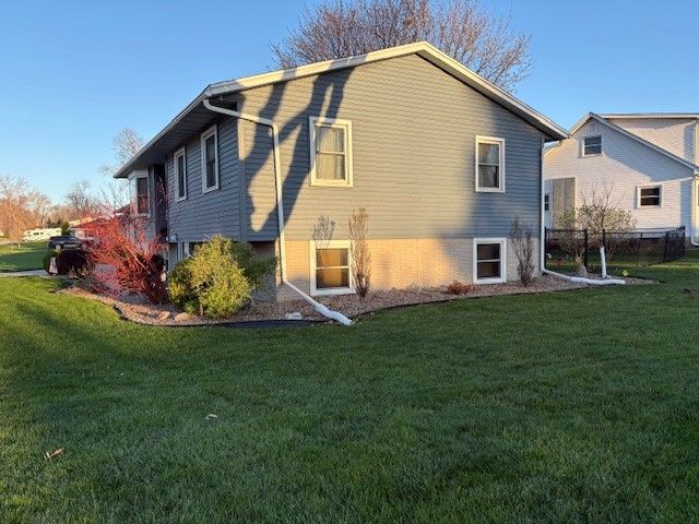 2068 Brookland Dr NE, Cedar Rapids, IA 52402