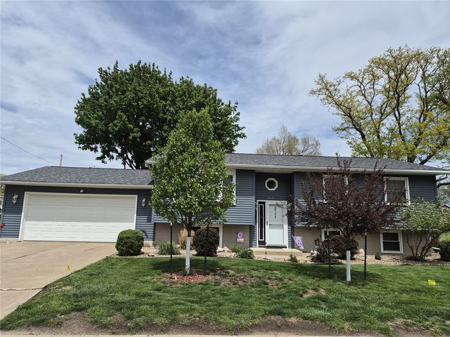 2068 Brookland Dr NE, Cedar Rapids, IA 52402