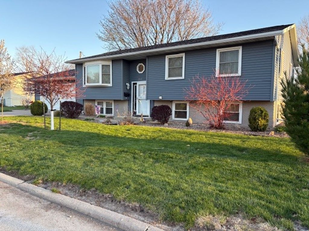 2068 Brookland Dr NE, Cedar Rapids, IA 52402