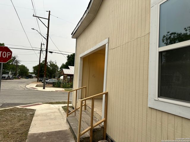 220 N Pinto, San Antonio, TX 78207
