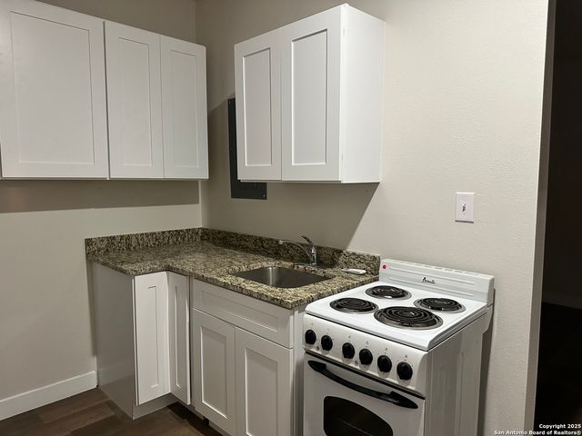 220 N Pinto, San Antonio, TX 78207