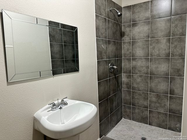 220 N Pinto, San Antonio, TX 78207
