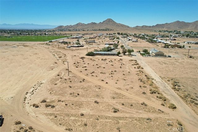 23 Wigwam Road, Apple Valley, CA 92307