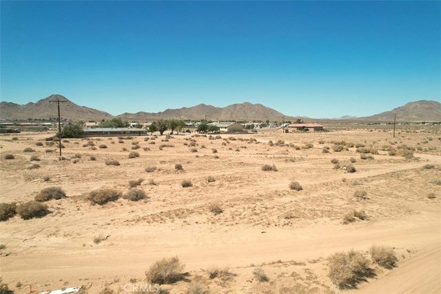 23 Wigwam Road, Apple Valley, CA 92307
