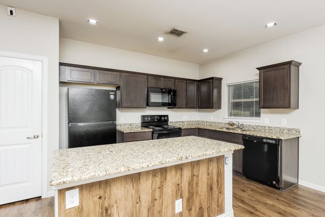 1006 Hoylake Court, Ennis, TX 75119
