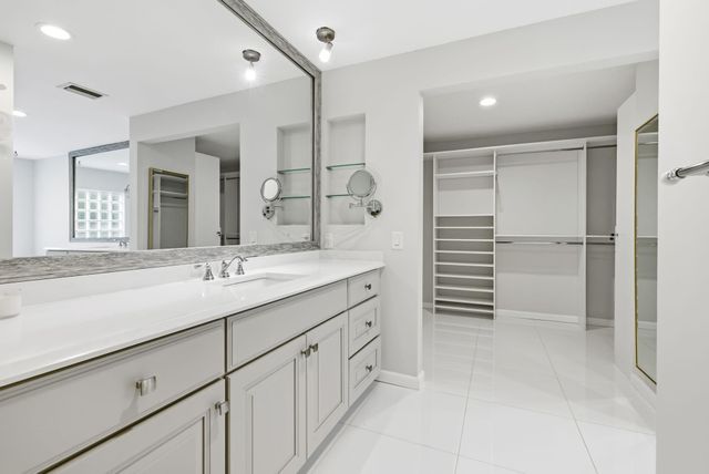 701 Lakewoode Circle, Delray Beach, FL 33445