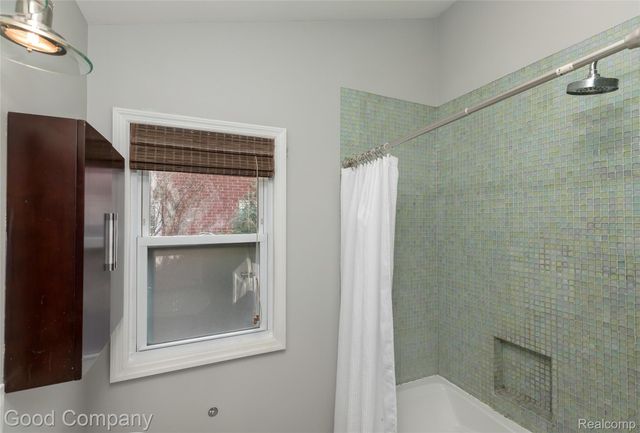 702 Orchard View Drive, Royal Oak, MI 48073