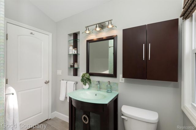 702 Orchard View Drive, Royal Oak, MI 48073