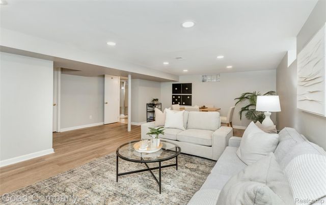 702 Orchard View Drive, Royal Oak, MI 48073