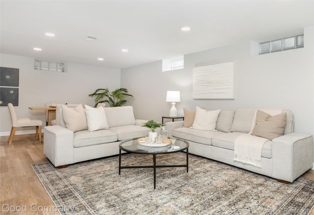 702 Orchard View Drive, Royal Oak, MI 48073