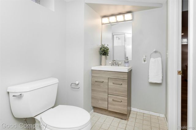 702 Orchard View Drive, Royal Oak, MI 48073