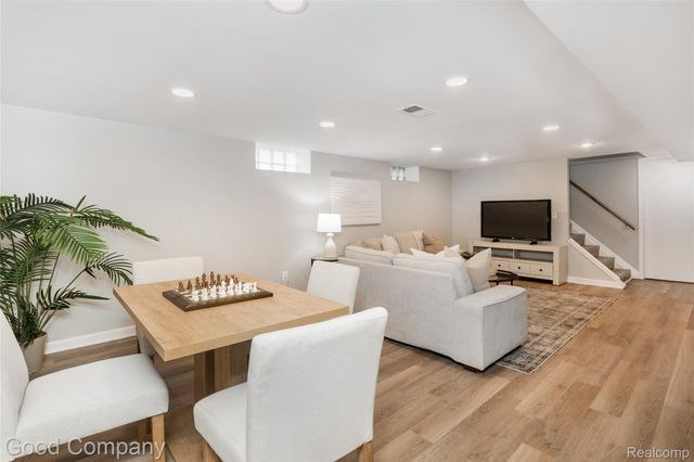 702 Orchard View Drive, Royal Oak, MI 48073