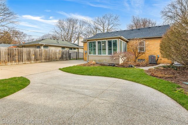 702 Orchard View Drive, Royal Oak, MI 48073