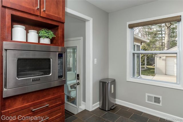 702 Orchard View Drive, Royal Oak, MI 48073