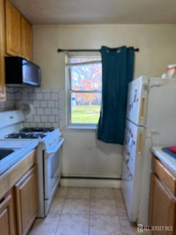 55 Gill Lane 51, Iselin, NJ 08830