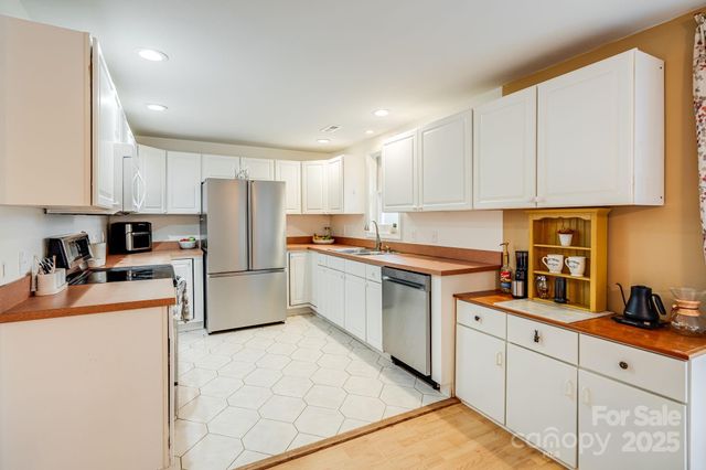 195 Whitmire Road, Brevard, NC 28712