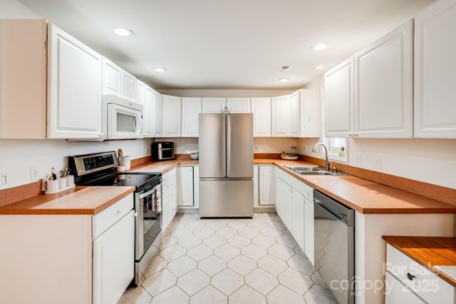 195 Whitmire Road, Brevard, NC 28712