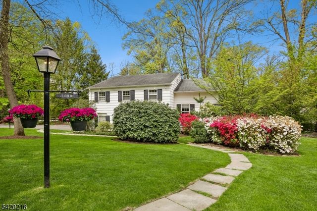 23 Club Dr, Summit City, NJ 07901