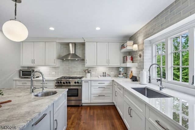 23 Club Dr, Summit City, NJ 07901