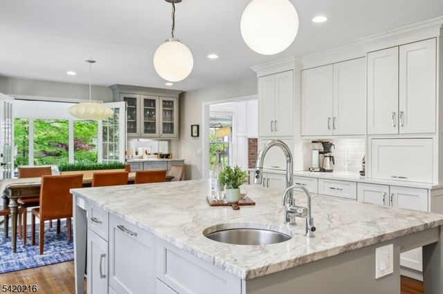 23 Club Dr, Summit City, NJ 07901