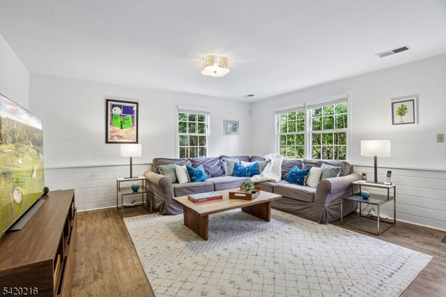 23 Club Dr, Summit City, NJ 07901