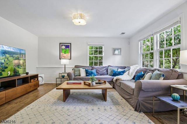 23 Club Dr, Summit City, NJ 07901